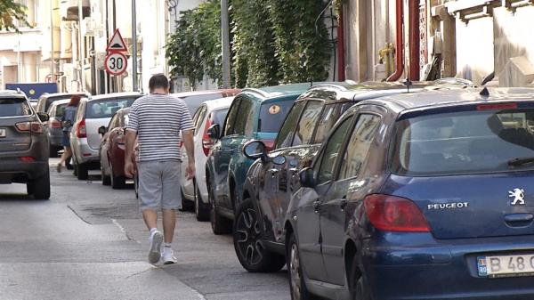 Şoferii care își lasă mașinile pe trotuar ar putea să rămână fără ele: "Parcăm şi noi pe unde se poate"