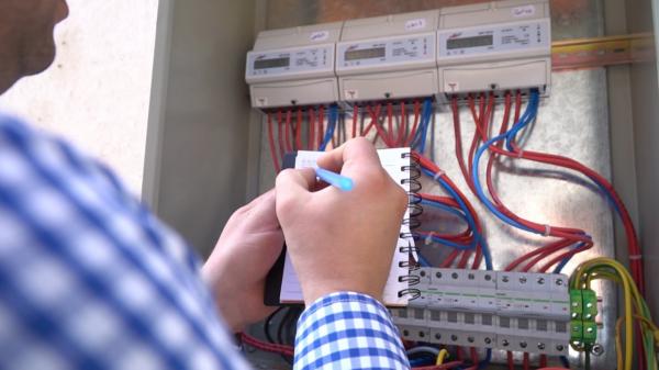 Criza energetică stinge treptat lumina în instituțiile din România. Primele economii la facturi se văd deja