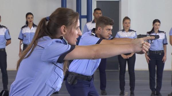 Admitere politie 2022. 3 din 10 candidaţi pică la proba sportivă: "Nu mai reuşesc să sară o capră, se dezechilibrează când să se rostogolească"