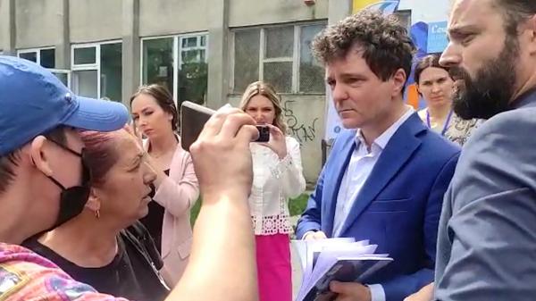 Nicușor Dan, luat la întrebări de mai multe femei ce riscă să rămână pe străzi: "O să vin în primărie să-mi dau foc! Hal de primar"