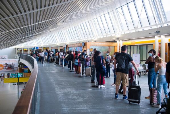 Peste 1.000 de zboruri anulate, din cauza grevei controlorilor de trafic aerian din Franţa. Blocajul s-ar putea repeta
