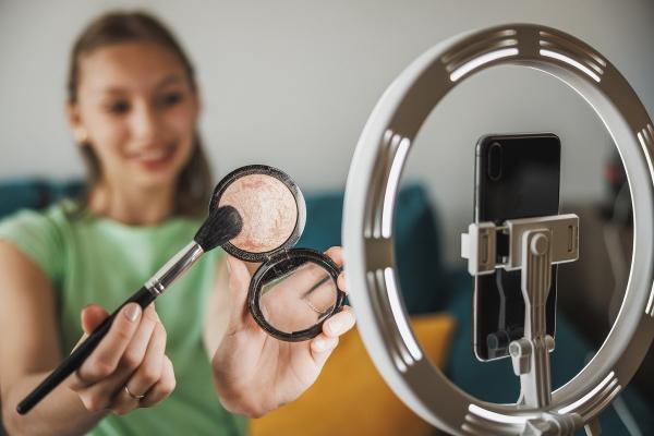 Poze fără machiaj sau filtre: O nouă reţea de socializare îşi propune să combată anxietatea creată de lumea "perfectă"