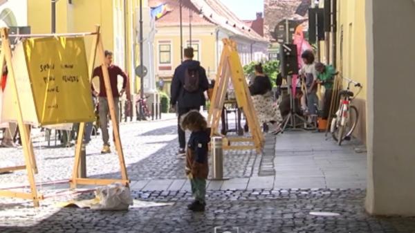 Ziua fără mașini, la Sibiu. Oamenii, încântaţi să vadă oraşul liber: "E frumos să-l vezi aşa, doar clădirile"
