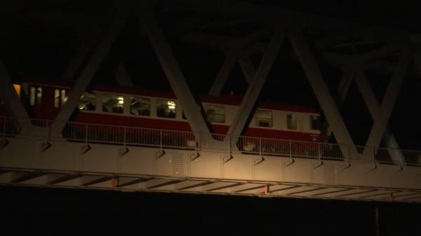 Trenurile merg din nou pe podul de la Budila, luat de ape în 2018. Mecanicul care a scăpat cu viață atunci, primul care l-a traversat acum