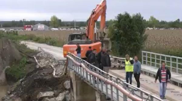 Pod surpat de viitură la o săptămână de la deschidere, în Bihor: "Dacă trecea maşina pe el se ducea în jos pământul cu tot cu ea"