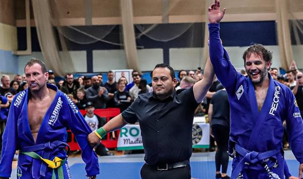 Tom Hardy a făcut senzaţie la un concurs de jiu jitsu din Brazilia. Actorul şi-a pus la pământ toţi adversarii