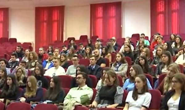 Viitorii medici din Iaşi şi-au îmbrăcat cu mândrie halatele, răsplată pentru munca depusă: ''Sper să fiu demn de el''