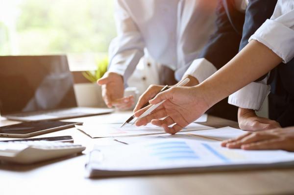 Criza îi împinge pe români peste hotare. Tot mai mulţi îşi caută locuri de muncă în Germania, Franţa sau Olanda