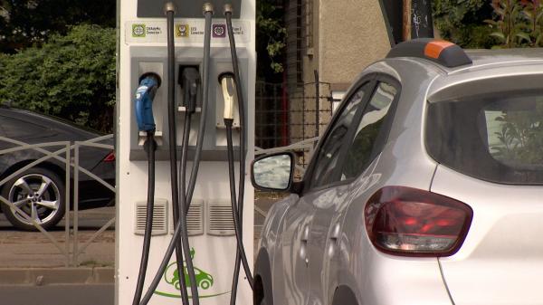 Marile magazine nu mai oferă încărcarea gratuită a mașinilor electrice. Şoferii se tem că nu vor mai fi rentabile odată cu noile scumpiri
