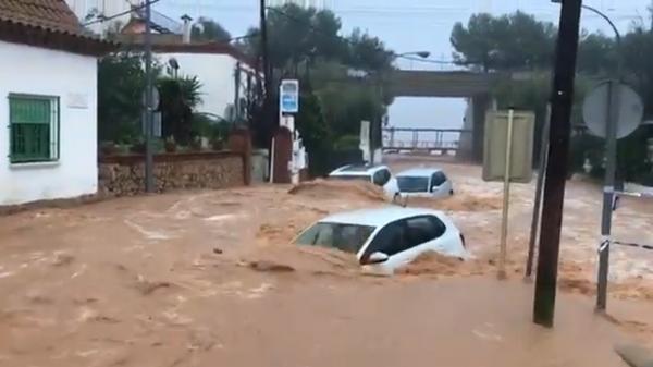 O ploaie torenţială a făcut prăpăd în Tarragona, Spania. Festival tradiţional, anulat pentru siguranţa oamenilor, după ce mai multe străzi s-au inundat