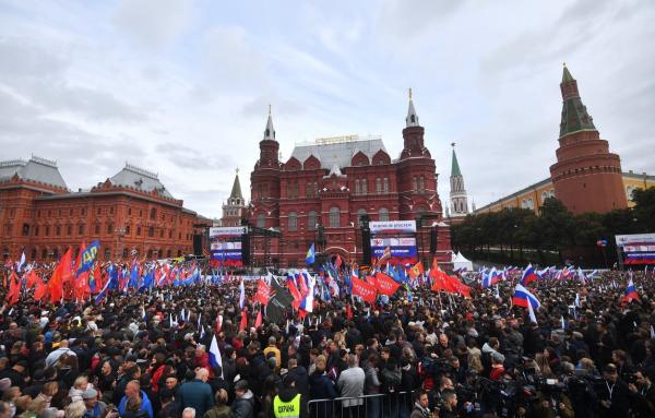 Putin îşi joacă toate cărţile în război, în timp ce disperarea la graniţele Rusiei creşte. Concert uriaș de susţinere în Moscova