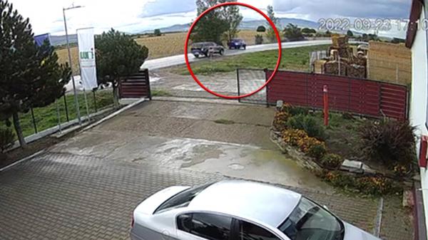 Momentul în care o maşină de poliţie este lovită în plin de o maşină de teren care derapează şi ajunge pe contrasens. Trei poliţişti au ajuns la spital