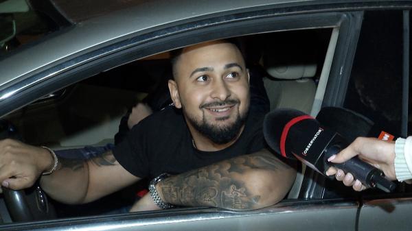 „Ne daţi la ştiri? Dă-i din nou, să răspund corect.” „Sinceritatea” unui șofer i-a produs o criză de râs pasagerului din dreapta