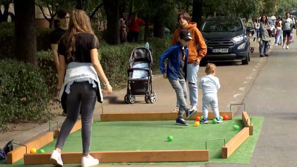 Evenimentul  "Străzi deschise" are loc în cartierul de Nord al Bucureştiului. Copiii şi tinerii au zone destinate lor, pentru distracţie