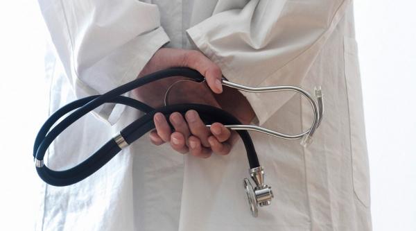 Marian Gaşpar, un cunoscut medic din Timişoara, ar fi fost prins în flagrant când primea mită 1.000 de euro de la un pacient