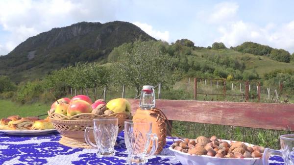 Locul din România unde țuica este de două ori mai scumpă decât whisky-ul. "Înainte de masă punem o ţuicuţă de cireşe de la Blăjeni"