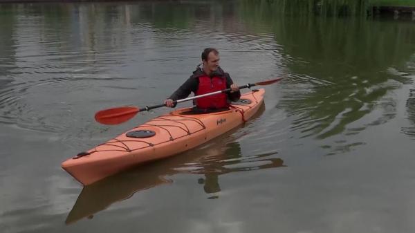 Dorința de a-şi depăși limitele. Mai mulţi nevăzători, ghidaţi cu ajutorul sunetelor, au ieşit cu caiacele pe lac, la Cluj