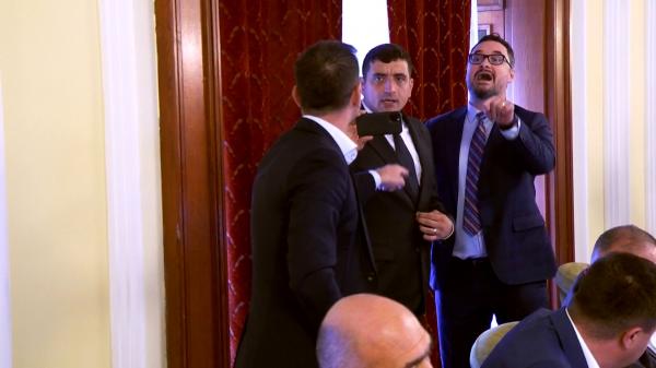 Parlamentarii s-au jignit mai rău decât pe stadion înainte să voteze salarii mai mari pentru primari. "Sunteţi făcut în eprubetă"