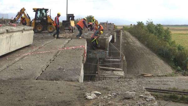 Șoferii se încăpățânează să treacă pe sub podul de la Prejmer, acolo unde o grindă uriașă s-a prăbuşit din senin. Construcția, pericol public