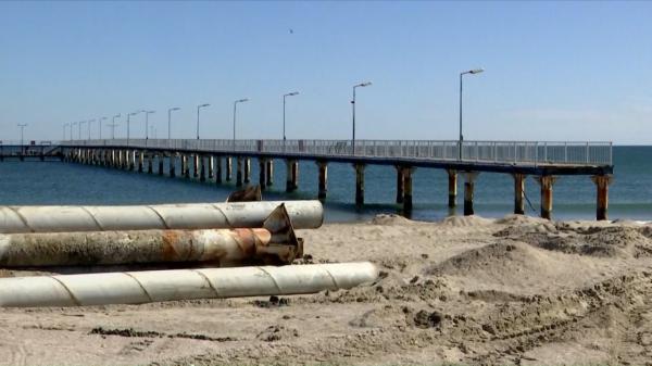 Pasarela din Mamaia riscă să fie demolată din cauza problemelor cu structura de rezistență. Muncitorii au început deja să extragă pilonii