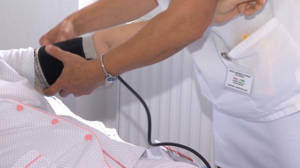 Proiect de lege pregătit de guvern: toţi bolnavii de cancer primesc certificat de handicap. Măsura s-ar aplica şi celor care au făcut transplant