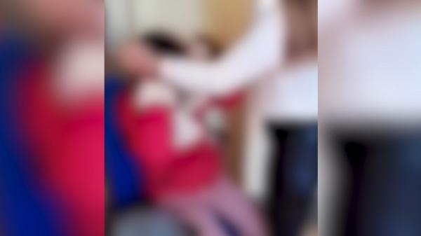 Adolescentă de 15 ani, snopită în bătaie de o alta, cu doi ani mai mare. Scenele brutale au fost filmate chiar de tatăl vitreg al agresoarei