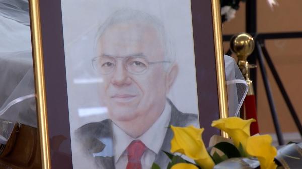 "E trist. Se încheie o pagină de istorie a teatrului". Trupul lui Alexandru Arşinel, depus în foaierul Teatrului de Revistă, în aplauze şi lacrimi