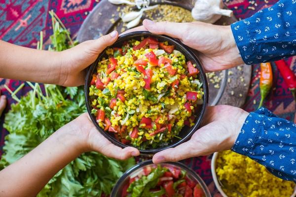 Alimentaţia vegană şi vegetariană la copii. Specialiştii atrag atenţia asupra efectelor adverse
