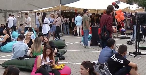 Tinerii din Generaţia Z, greu de angajat. Firmele apelează la petreceri de recrutare pentru a-i convinge să accepte un job