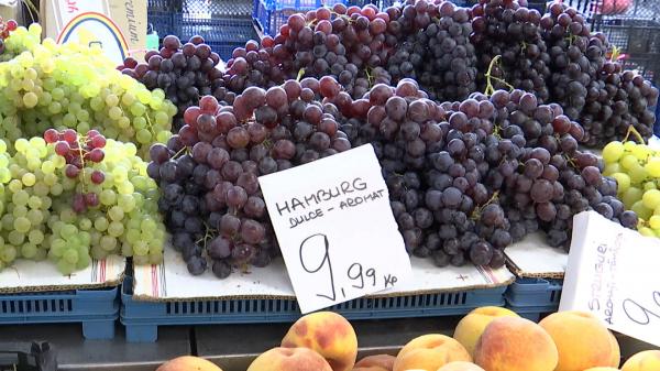 În Bacău, preţul strugurilor e stabilit cu pistolul. Un comerciant supărat că "vecinii" de tarabă au pus un preţ mai mic, a scos arma şi i-a împuşcat