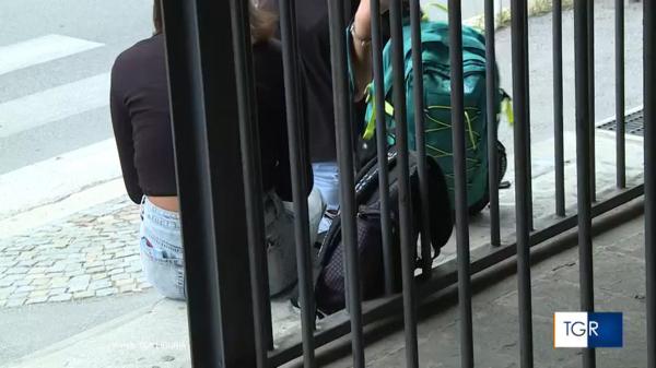 O româncă și-a silit fiicele să se prostitueze în Italia. Mama posta anunțuri pe internet cu cele două copile și le controla ca să nu oprească din bani 