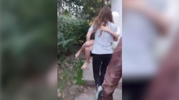 Cum explică psihologii gestul tulburător al mamei din Constanța. Ar fi încercat să-și arunce copila de 7 ani în fața unei mașini