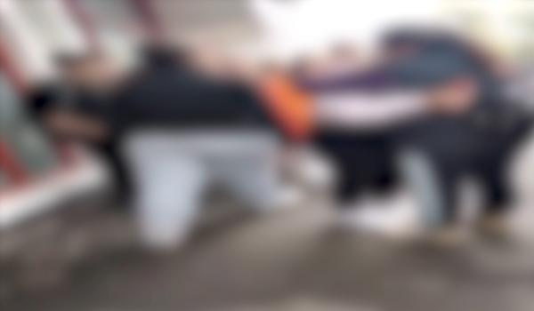 "Ai zis c-o dăm parte-n parte!". Elevă de 12 ani, bătută de o colegă mai mare chiar sub ochii părinţilor, pe o stradă din Hunedoara