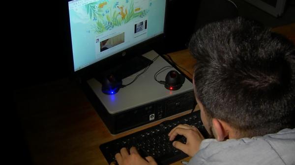 O elevă din Giurgiu a folosit deep fake pentru a-şi transforma colegul în actor de filme pentru adulţi. Reacţia mamei când a văzut