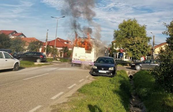 Un troleibuz a luat foc în Ghiroda, lângă Timișoara. Călătorii au reușit să se autoevacueze