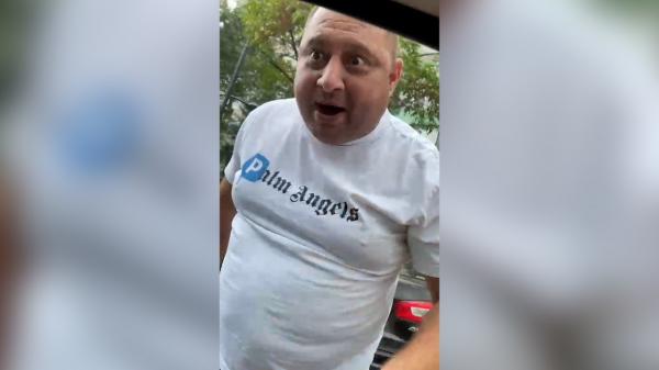 Un nou incident şocant în traficul bucureştean: doi bărbaţi au ameninţat un alt şofer, apoi i-au scuipat şi lovit maşina. Momentul a fost surprins de bărbatul agresat