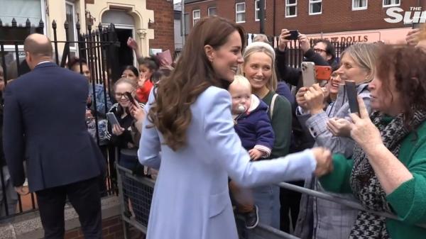"Irlanda le aparţine irlandezilor". Kate Middleton, apostrofată de o localnică, în timpul vizitei din Belfast