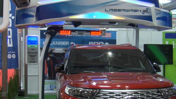 Inovaţii în domeniul spălătoriilor auto. Cum funcţionează portalul care spală maşina fără să o atingă