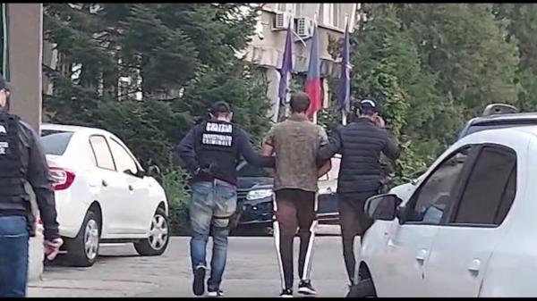 Tânăr de 23 de ani, dat în urmărire internaţională pentru trafic de migranţi, prins în Slatina de poliţişti