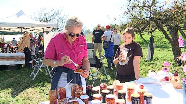 Zacusca, vedeta sezonului de toamnă. Bucătarii din Mureş au încins ceaunele şi au adus în faţa pofticioşilor 7 tipuri diferite servite cu pâine făcută pe vatră