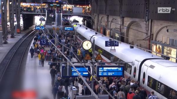 Haos feroviar în nordul Germaniei, după ce 2 cabluri au fost tăiate. Zeci de trenuri au rămas în gări ore bune, în urma actului de sabotaj
