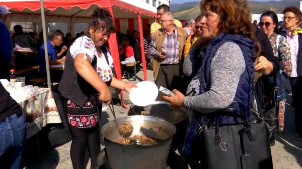 Tocanul de oaie, vedeta unui festival culinar din Gorj. "Când Dumnezeu a lăsat oaia pe pământ, a lăsat şi această mâncare simplă şi atât de gustoasă"