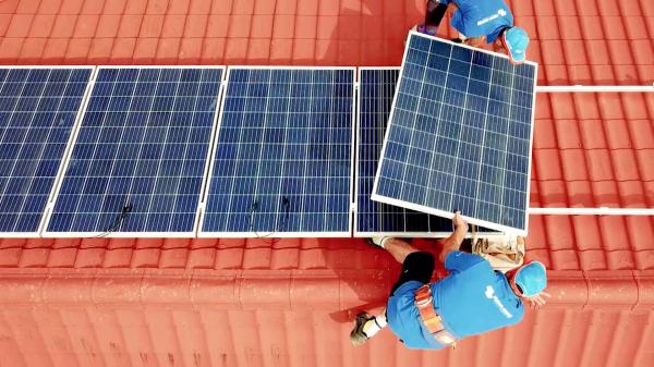 Românii încep să cumpere din banii lor centrale şi panouri fotovoltaice. În cât timp recuperezi o asemenea investiţie şi ce economii faci