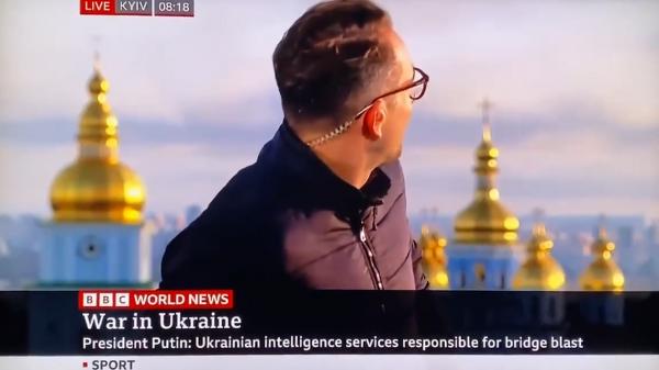 Un jurnalist BBC se ascunde în direct în timp ce plouă cu rachete în Kiev. Ruşii au lovit şi centrul de afaceri al capitalei
