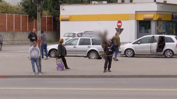 Cum își pun navetiștii viața în pericol. Fără alte posibilități, fac autostopul și se urcă în mașinile unor șoferi necunoscuți