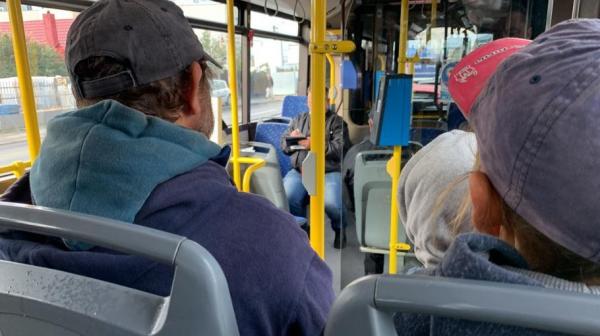 O primărie din România îi amendează pe cei care urcă murdari în autobuze. Consiliul Discriminării a decis să sancționeze municipalitatea