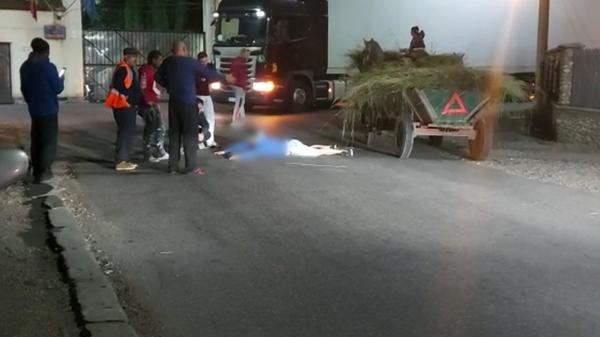 Fostul deţinut care a cerut, cu scandal, să fie primit în Penitenciarul Găeşti, s-a mutat la poarta altei puşcării. "Băiat frumos, puternic. Du-te, băi, la muncă!"