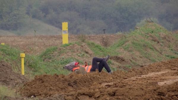 Şantier fără sfârşit, chiar şi sub ameninţarea rezilierii contractelor. "E greu pentru ei. Aici au lucrat opt"