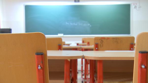 Caz revoltător în Covasna: un profesor predă în continuare după ce ar fi bătut 4 elevi. Cum îşi motivează conducerea şcolii decizia de a-i permite să revină la ore