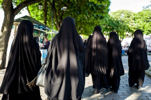 Fără burka în public: Autorităţile elveţiene vor da amenzi de aproape 1.000 de euro. Cum este motivată interdicţia